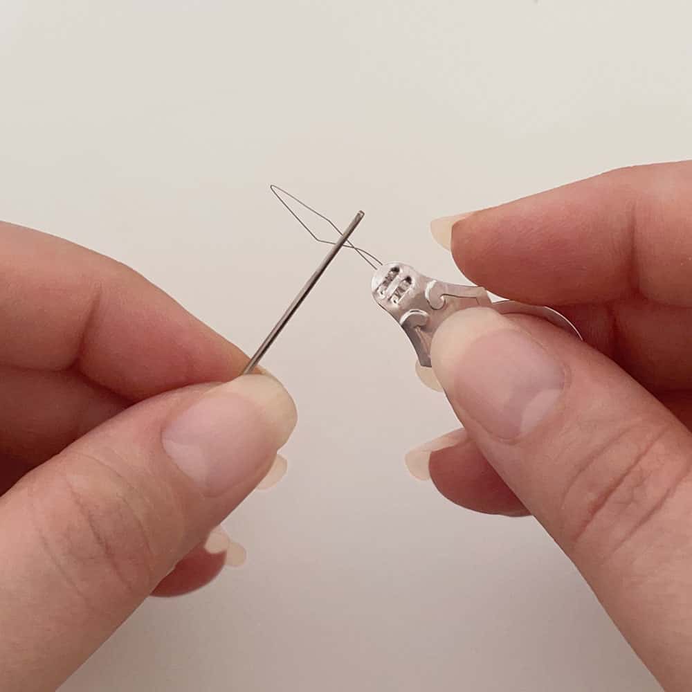 How to Thread a Needle for Embroidery - Makenstitch