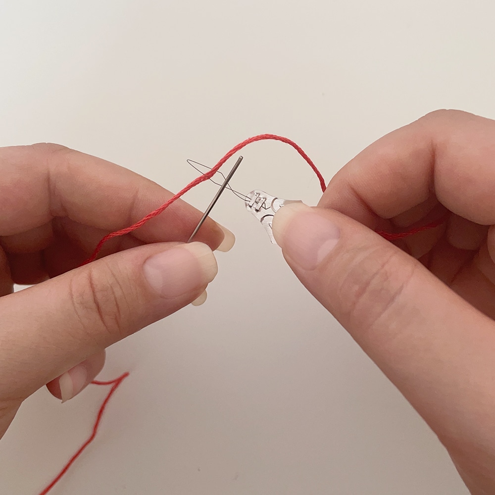 How to Thread a Needle for Embroidery - Makenstitch